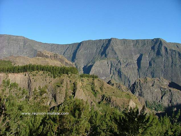 Le rempart du Maïdo Rempart du cirque de Mafate impressionnant