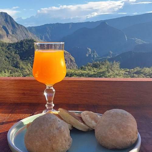 Petit déjeuner avec vue nature sur Mafate