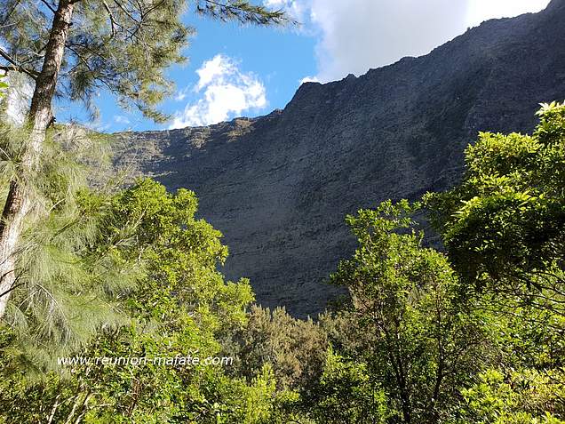 Vue sur le rempart du Maïdo depuis le sentier de Roche-Plate