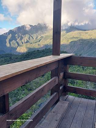 Terrasse avec vue grandiose sur le cirque de Mafate