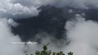 Le Maïdo dans les nuages