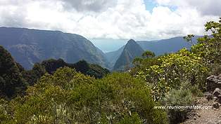 Vue sur Mafate et Le Port depuis le sentier scout