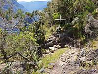 Plusieurs croix décorées sont présentes sur le sentier en la mémoire de disparus à Mafate. Celle ci-se trouve à 1650 mètres d\'altitude