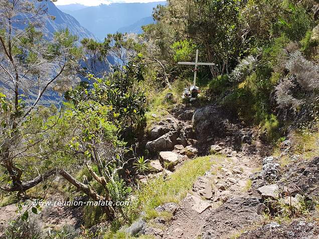 Plusieurs croix décorées sont présentes sur le sentier en la mémoire de disparus à Mafate. Celle ci-se trouve à 1650 mètres d'altitude