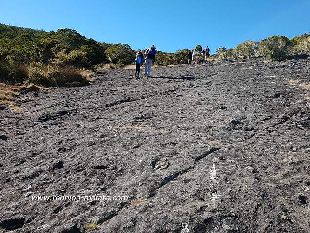 La randonnée commence par une petite montée en direction du rempart