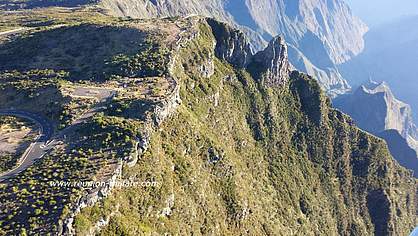 Le piton Maïdo vu du ciel