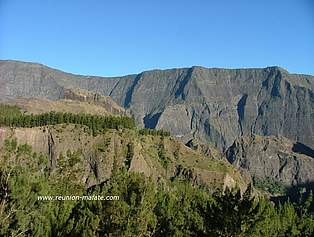 Le rempart du Maïdo