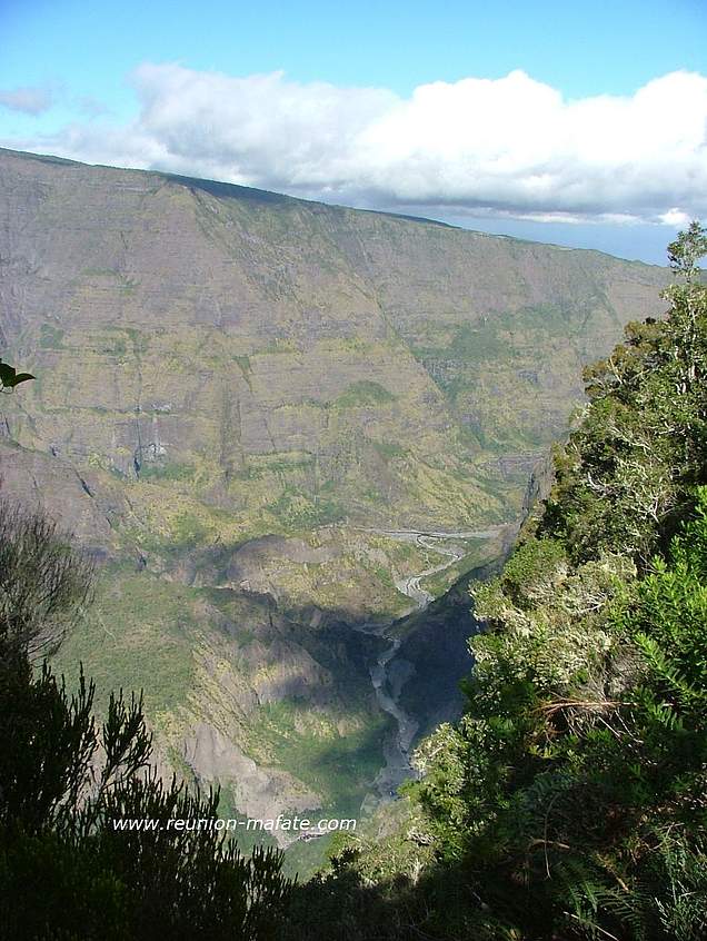 Rempart de Mafate et rivière des Galets à la Réunion