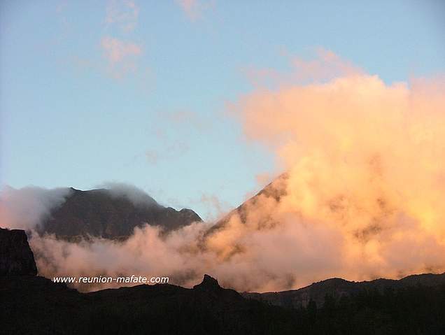 Remparts, nuages et coucher de soleil à Mafate - La Réunion