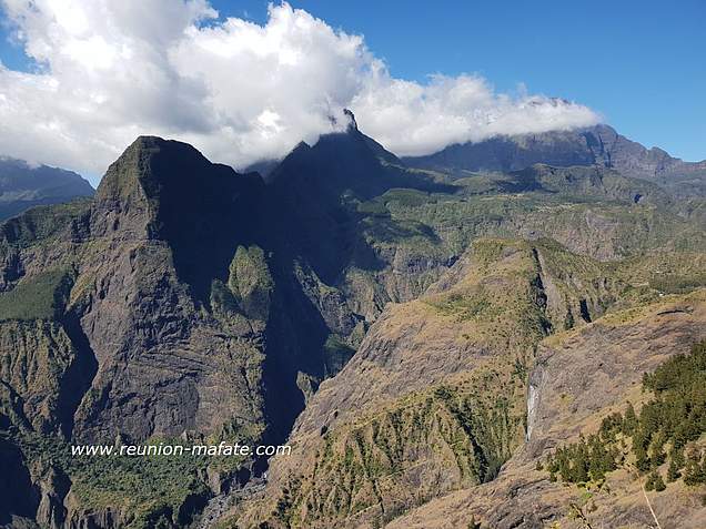 Vue sur le cirque de Mafate depuis La Brèche