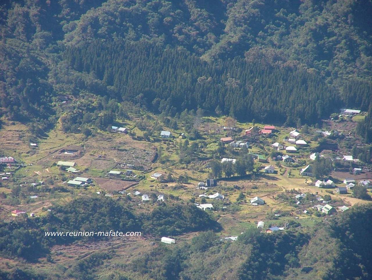 L'îlet La Nouvelle à Mafate vu depuis le piton Maïdo