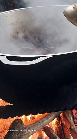 Cuisine au feu de bois au gîte le bon Air de Mafate