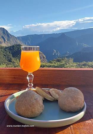 Petit déjeuner avec vue nature sur Mafate