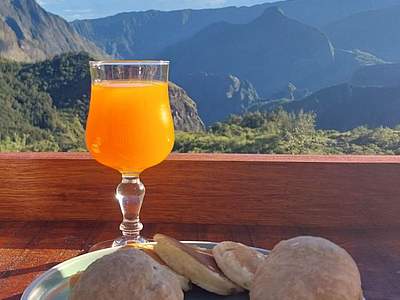 Petit déjeuner avec vue nature sur Mafate