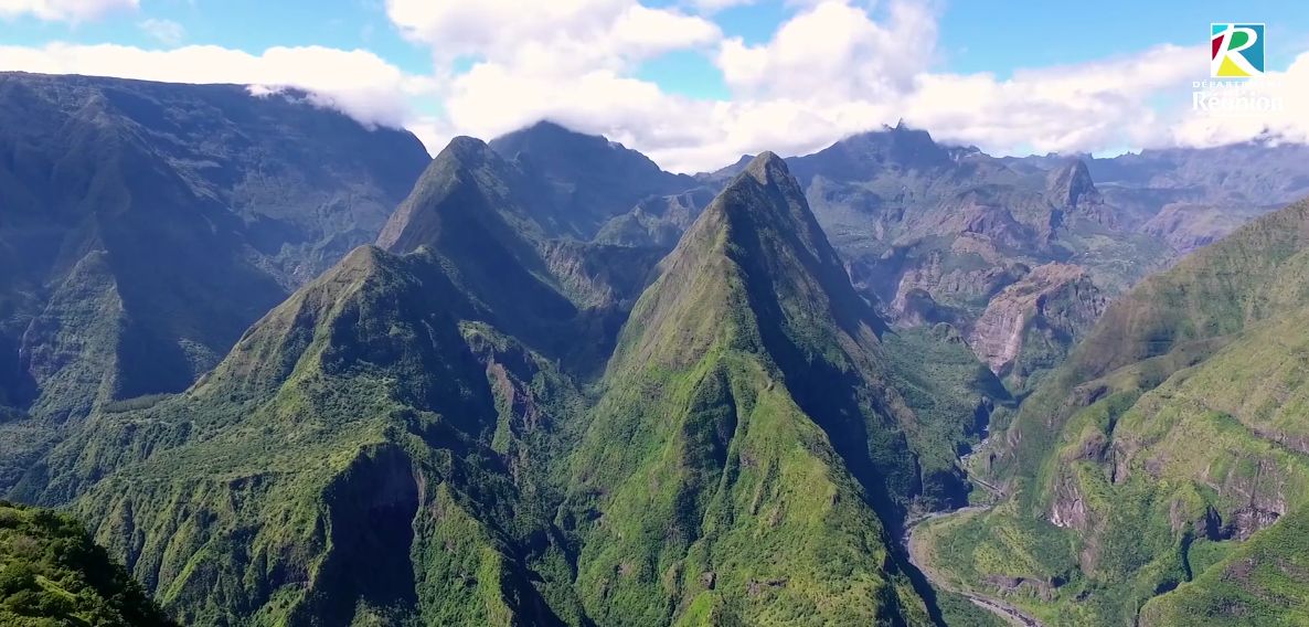 La vue du depuis le Cap Noir sur le cirque de Mafate La vue du depuis le Cap Noir sur le cirque de Mafate